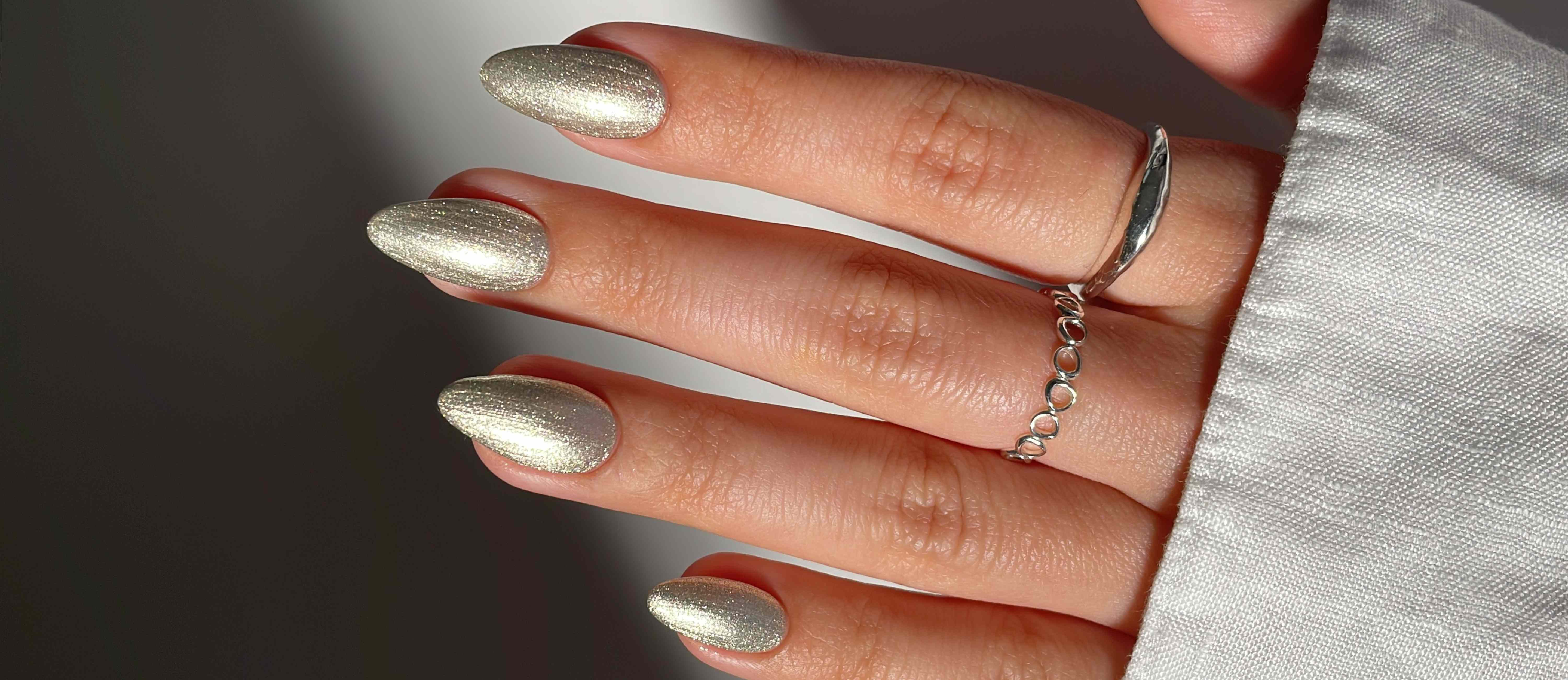 Chrome nail polish